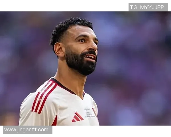 足球明星勇敢跳下高墙挑战极限 展现超凡胆量与决心